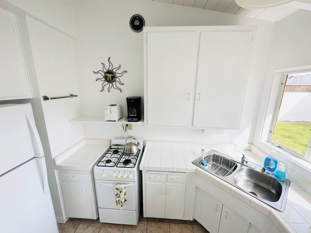 One Bedroom King Patio-Garden Bungalow Kitchen photo 3