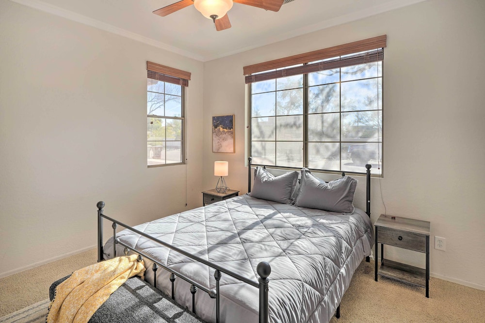 Standard Room, 1 King Bed, Non Smoking, Refrigerator & Microwave photo 3