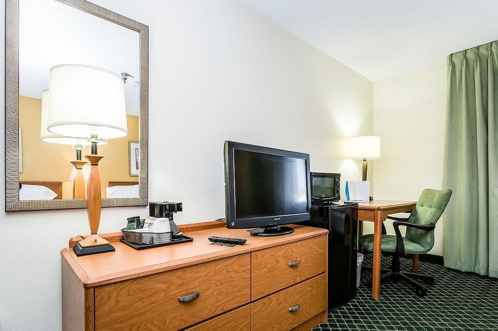 Room, 1 King Bed, Non Smoking - Photo 4