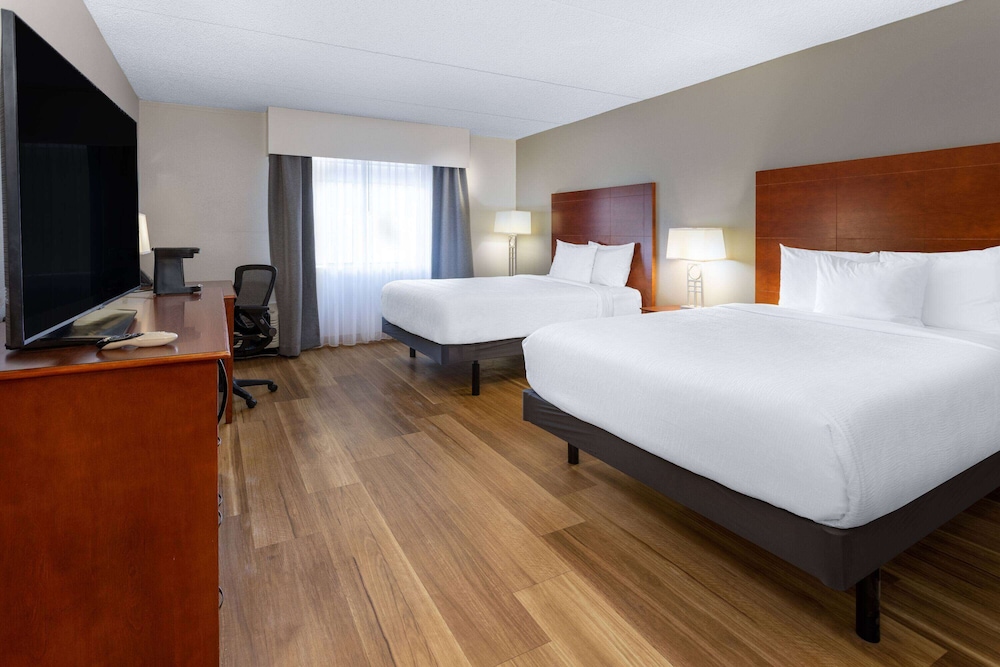 Business Room, 2 Queen Beds, Non Smoking, Poolside (Ground Floor) - Photo 1