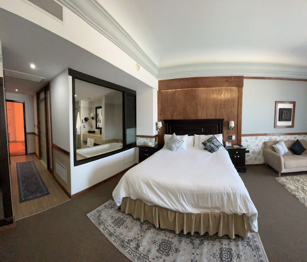 Premium Studio Suite, 1 King Bed, Hot Tub, Sea View