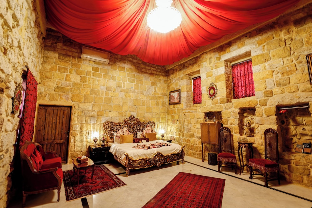 Royal Studio Suite, 1 King Bed, Hot Tub, Courtyard Area