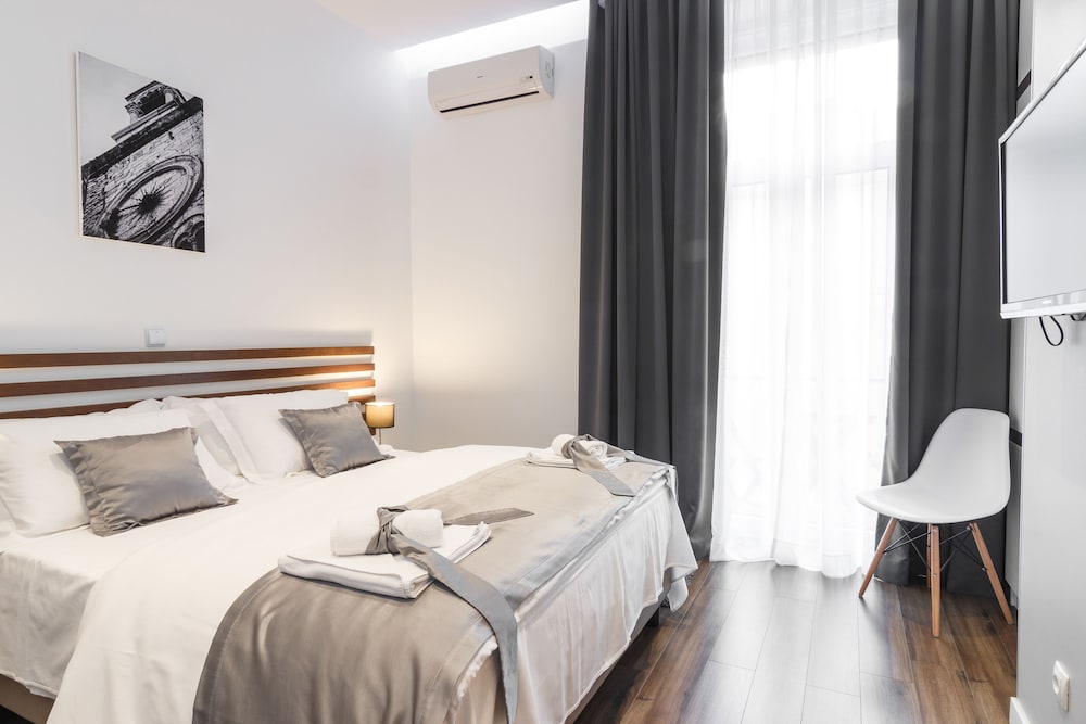 City Double Room, 1 Queen Bed, Balcony photo 3