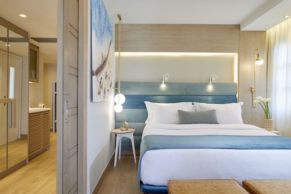 Deluxe Suite Pool or Sea View photo 2