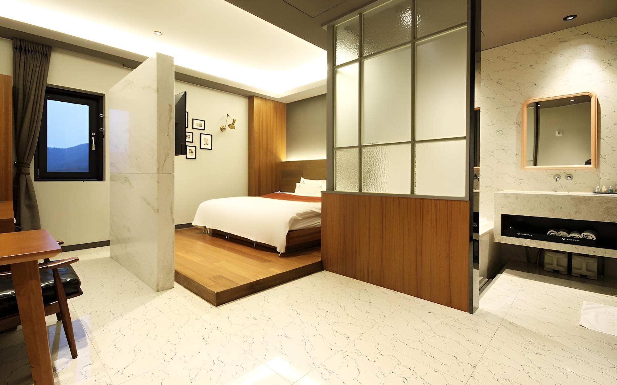 Room (Premium (styler equipped 65-inch smar) - Photo 22