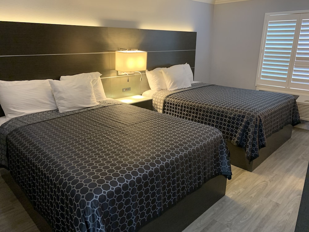 Standard Room, 2 Queen Beds - Photo 3