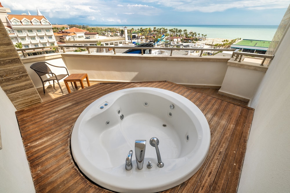 Junior Suite, Partial Sea View photo 3