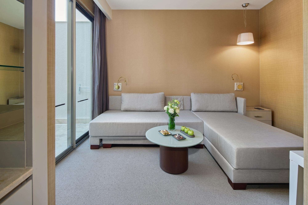 Terrace Lagoon Family Suite