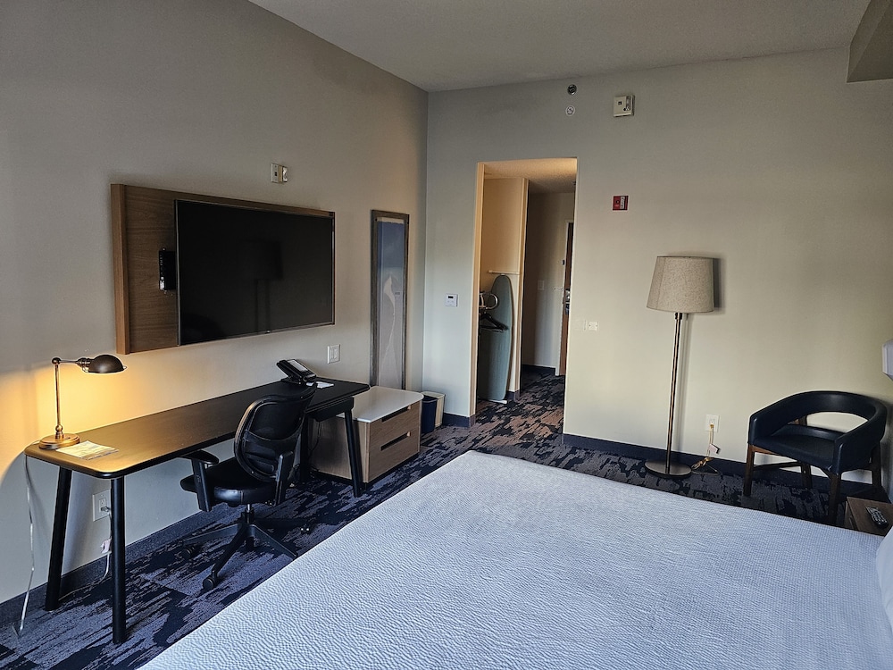 Room, 1 King Bed with Sofa bed (Mobility/Hearing Access, Roll-In Shwr) - Photo 1