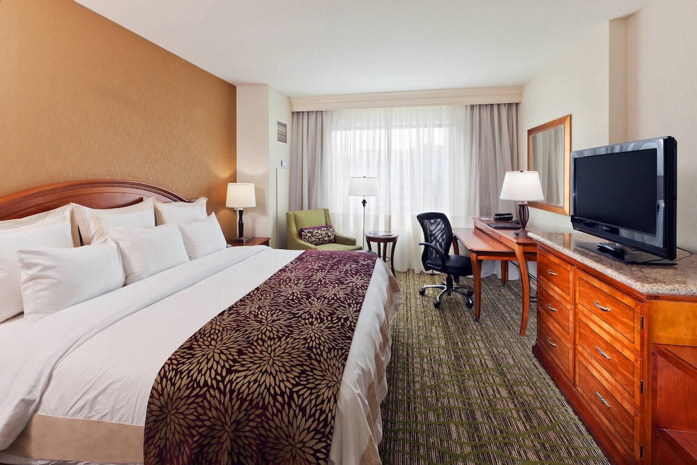 Room, 1 King Bed (Mobility Accessible, Tub) - Photo 1