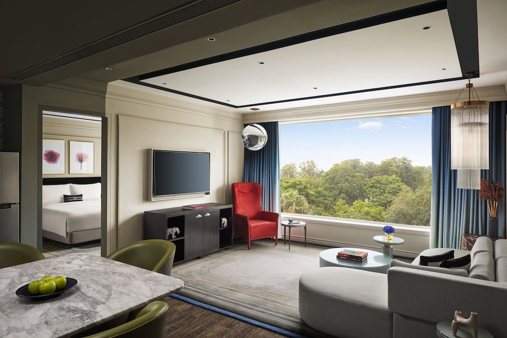 Executive Suite - Photo 2