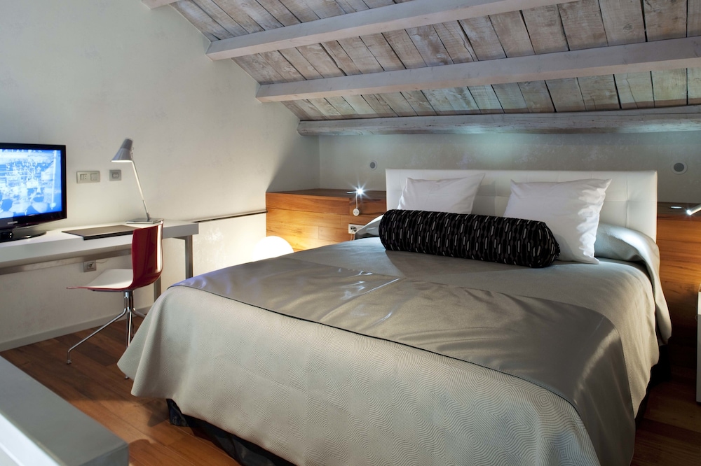 Deluxe Room, 1 Queen Bed photo 2
