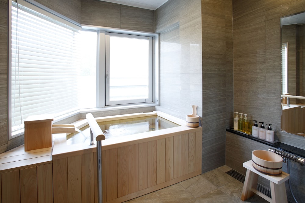 Superior Twin Room, Non Smoking, Hot Tub photo 3