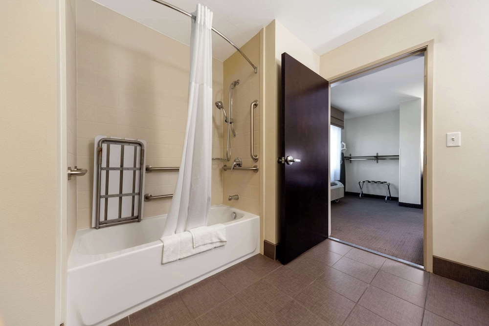 Suite, 1 King Bed with Sofa bed, Accessible, Non Smoking photo 3