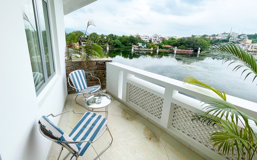 King Room with Balcony - Photo 15