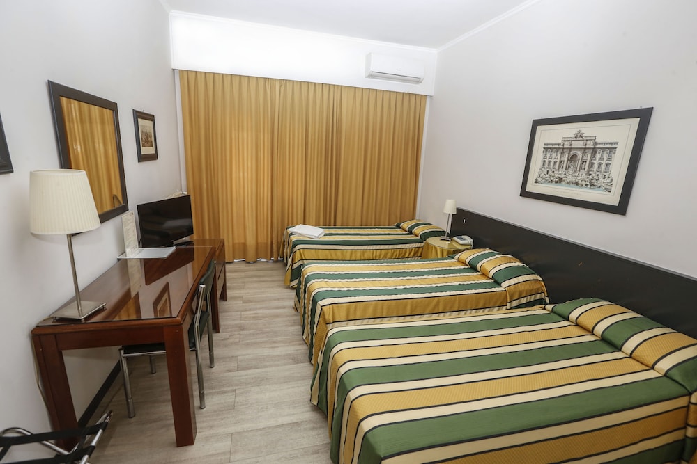 Triple Room thumbnail 6