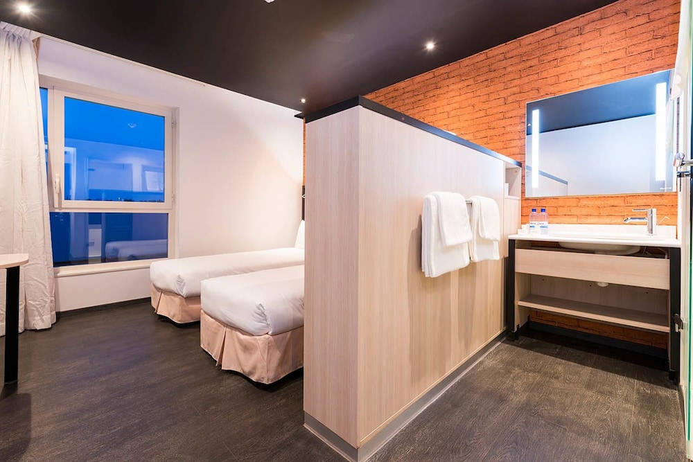 Standard Twin Room - Photo 1