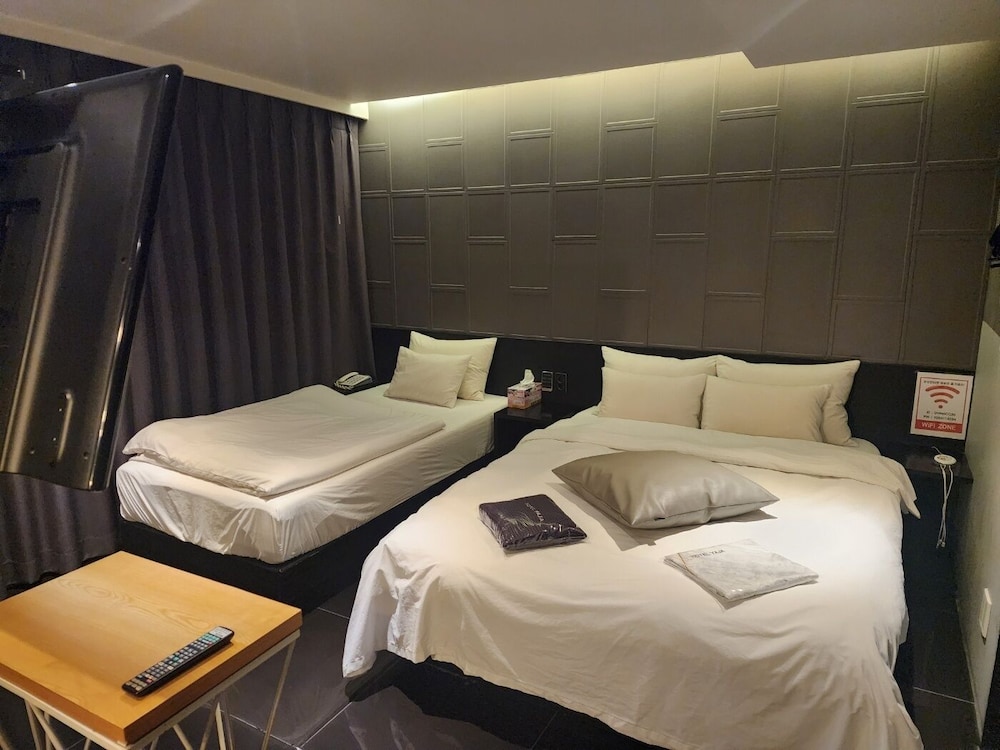Twin Room - Photo 1