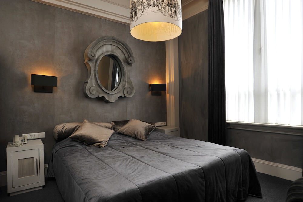 Superior Room, 2 Twin Beds, Bathtub - Photo 12
