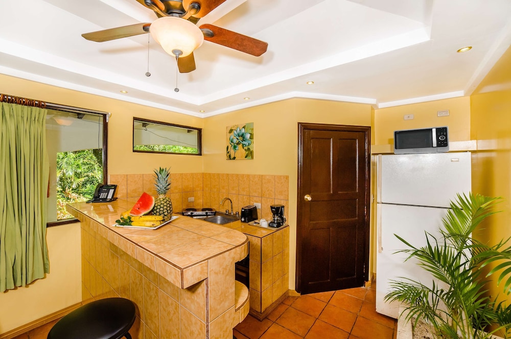 Standard Room, Multiple Beds, Non Smoking (With Two Single Sofabeds) photo 3