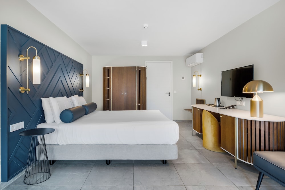 Deluxe Room, 1 King Bed, Accessible (Mobility/Hearing, Roll In Shower)