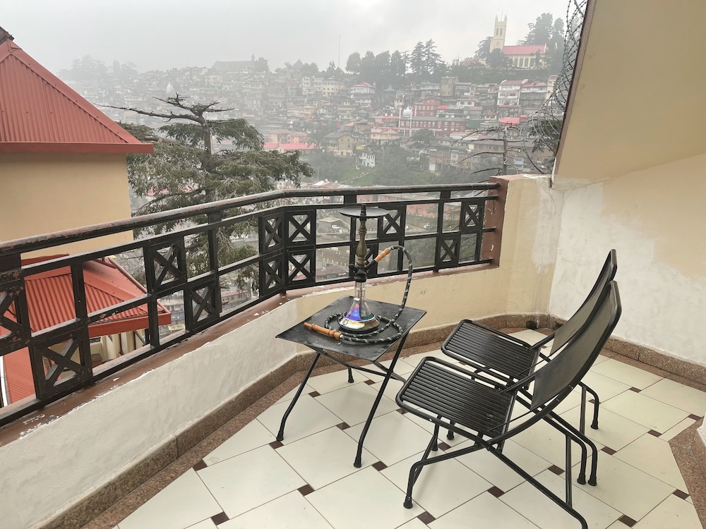 Club Room with Balcony and Bathtub - Photo 11