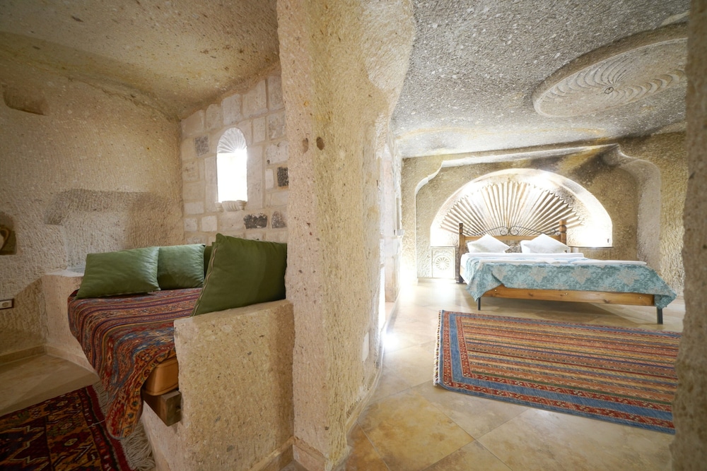 Superior Suite - Photo 17