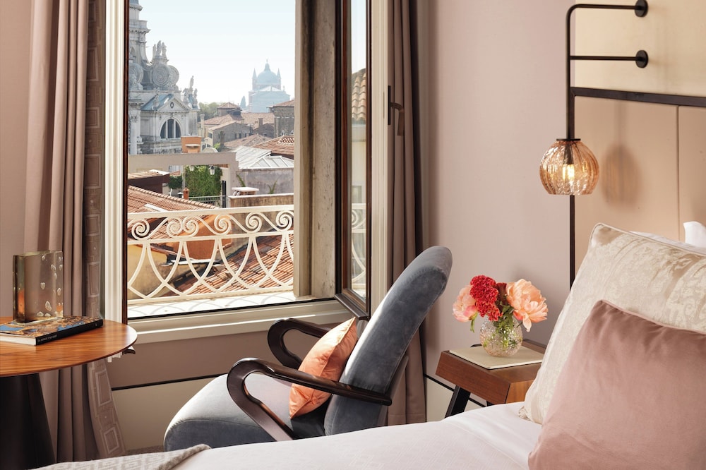 Partial Canal View Room photo 2