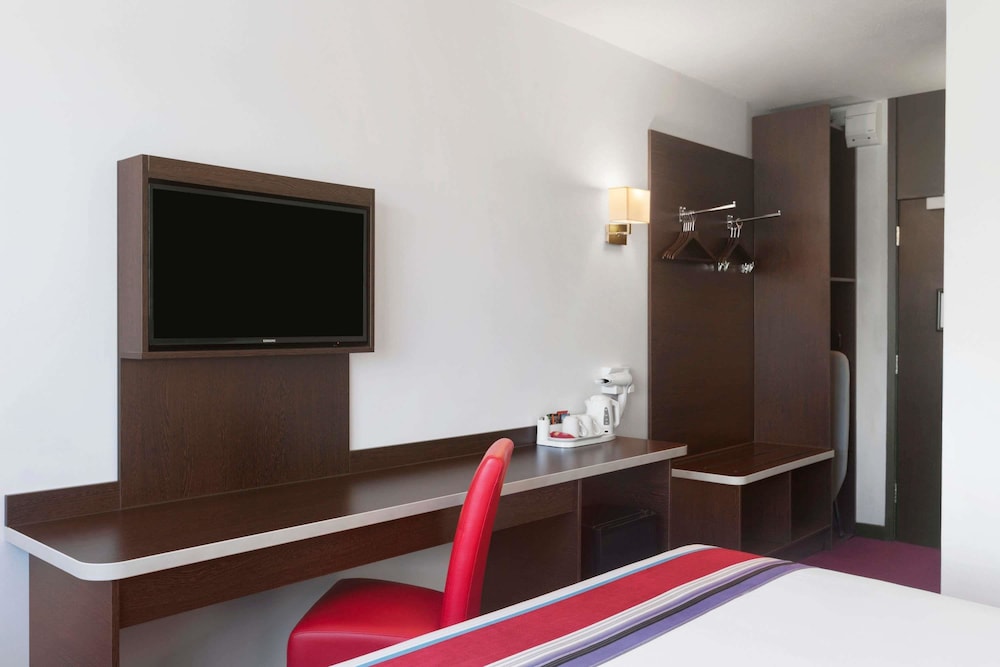 Double Room, Non Smoking - Photo 5