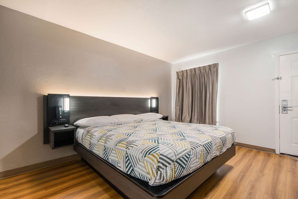 Standard Suite, 1 King Bed, Non Smoking, Kitchenette - Photo 1