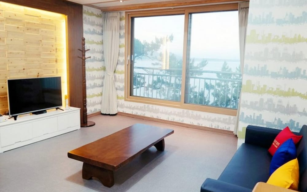 Room (Building 7 Room 201 (Salt Water Hot S)