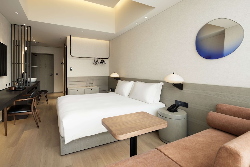 Standard Room, 1 King Bed (Shower) thumbnail 6