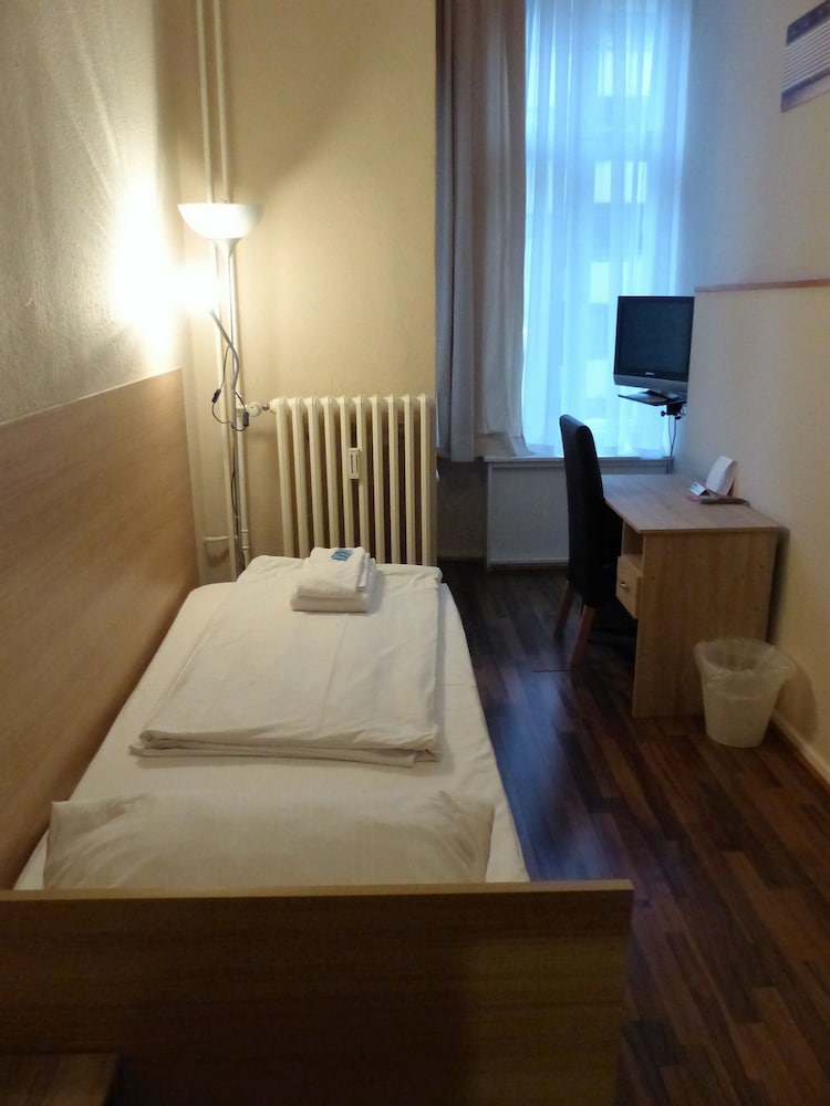 Single Room, Shared Bathroom photo 2