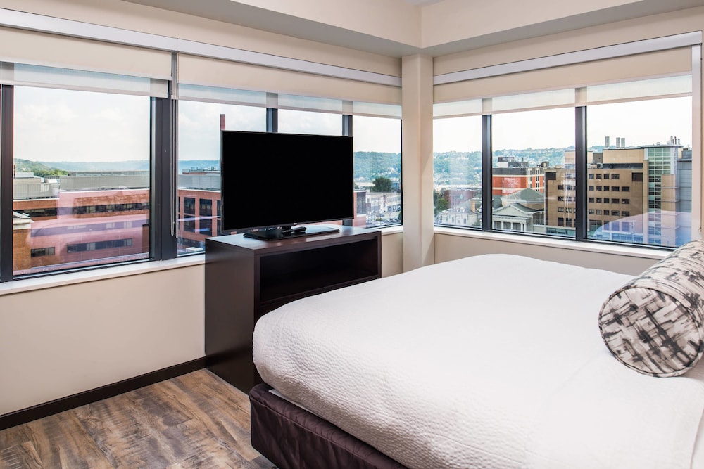 Suite, 2 Bedrooms (Mobility/Hearing Access, Roll-In Shwr) photo 1