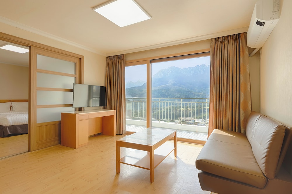 [WEST] Sono Belle Suite(Kitchen/Seorak Mountain View/Bed)