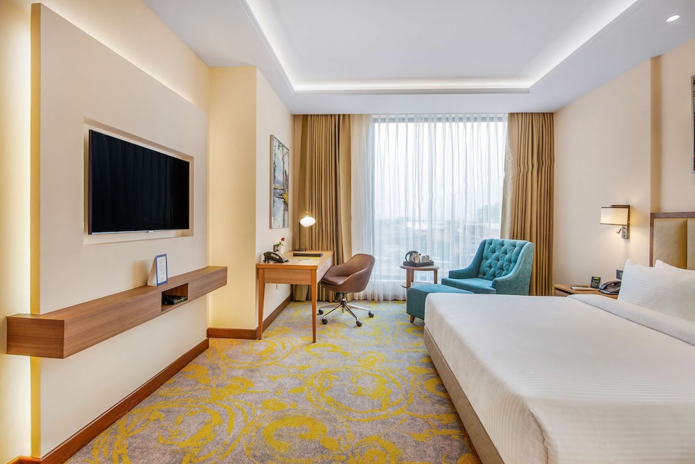 Premium Room, 1 King Bed - Photo 10