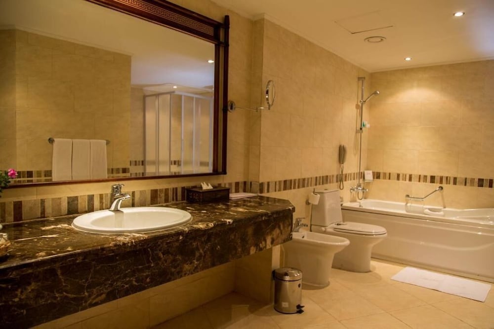 Executive Suite - Photo 4