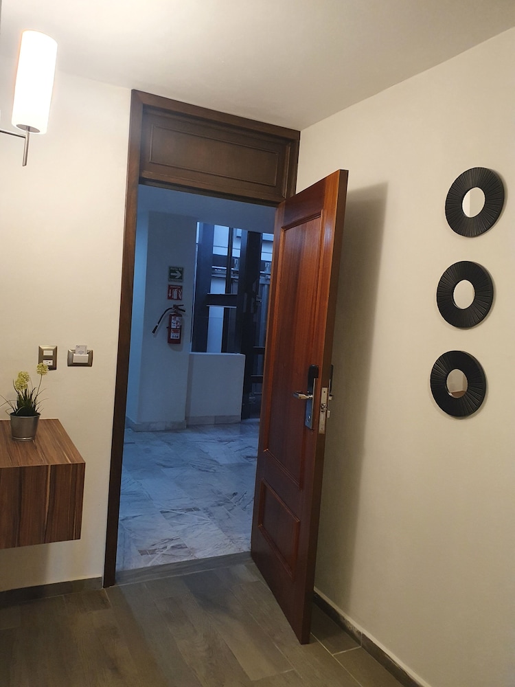 Standard Room, 1 King Bed, City View photo 3