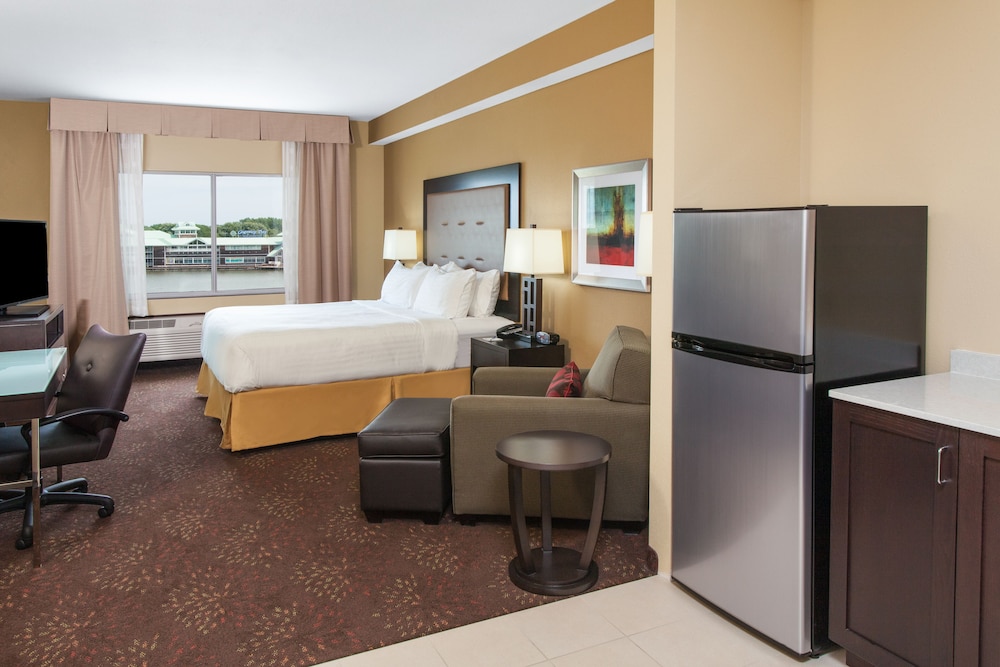 Suite, 1 King Bed, Microwave photo 2