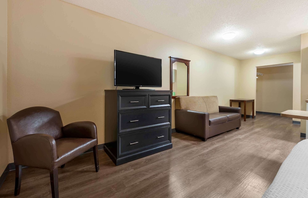 Deluxe Studio, 1 Queen Bed with Sofa bed, Accessible, Non Smoking - Photo 3