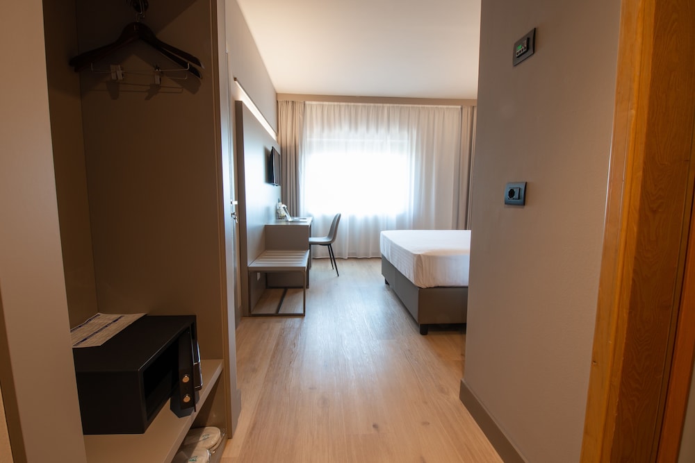 Standard Double Room - Photo 11