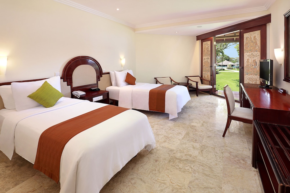 Deluxe Room, 1 King Bed, Pool View