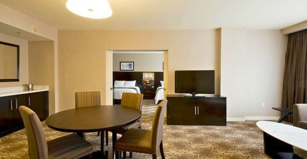 Family Suite, 2 Queen Beds, Non Smoking (Deluxe) photo 1