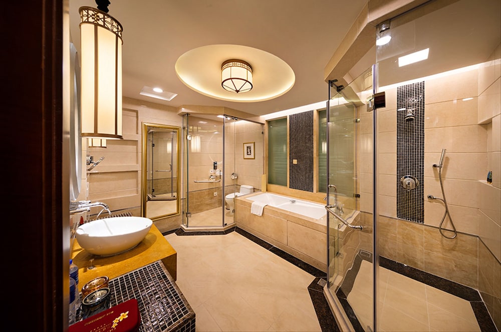 Lake View Deluxe King Bed Room - Photo 7