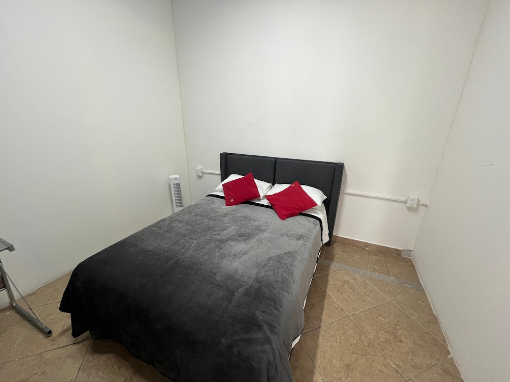Basic Room, 1 Queen Bed photo 3