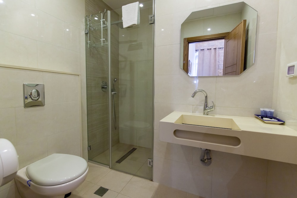 Suite, 2 Bedrooms, Balcony - Photo 7
