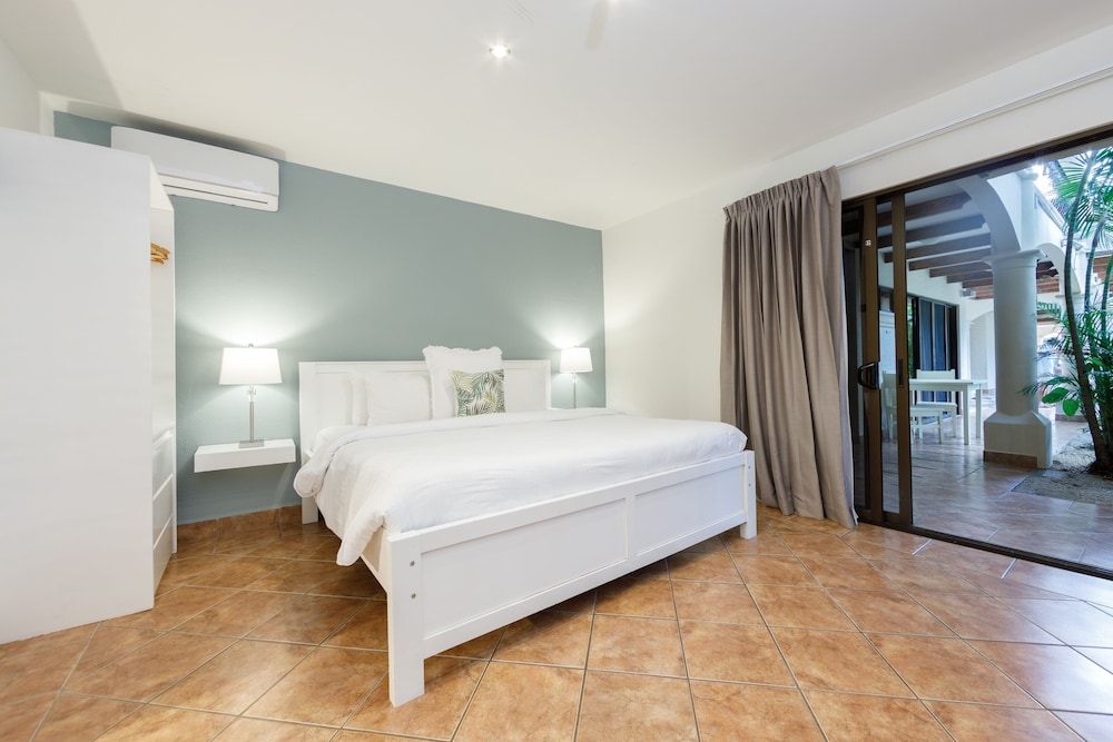 Deluxe Room, 1 King Bed - Photo 2