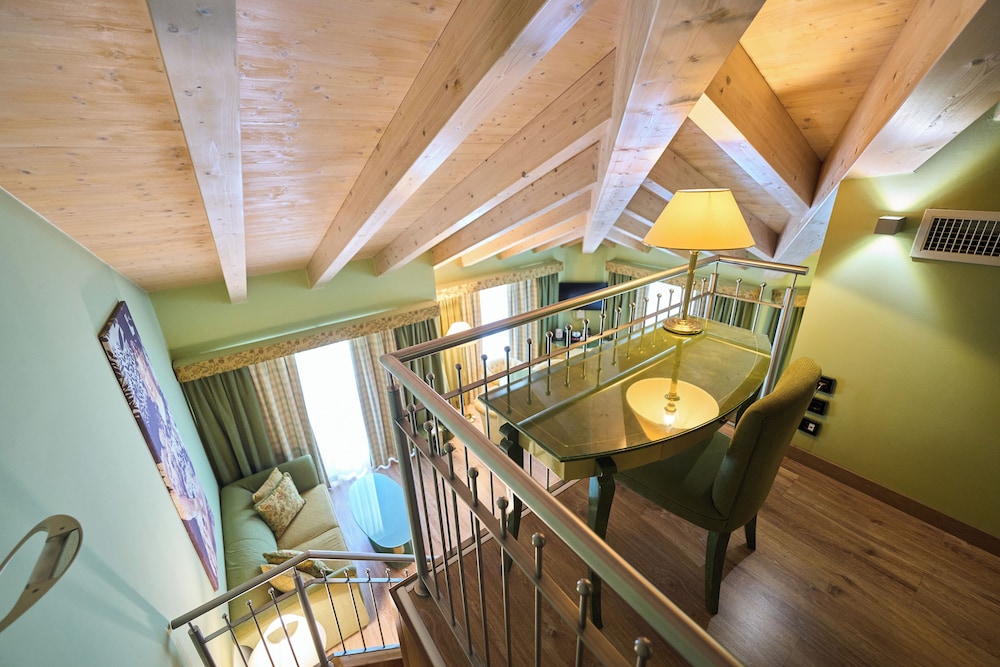 Deluxe Suite, Jetted Tub - Photo 12