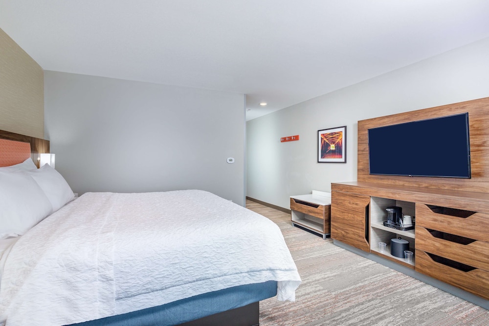 Room, 1 King Bed, Accessible (Hearing) - Photo 3