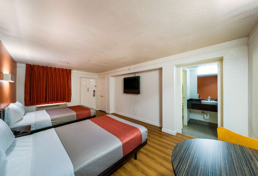 Standard Room, 2 Double Beds, Smoking - Photo 7
